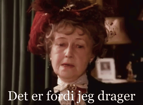 A Woman Wearing A Red Feathered Hat With The Words Det Er Fordi Jeg Drager On The Bottom GIF