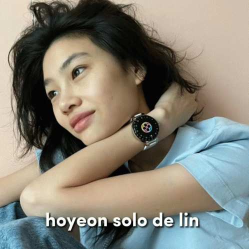 A Woman Wearing A Watch With The Words Hoyeon Solo De Lin Written Below Her GIF