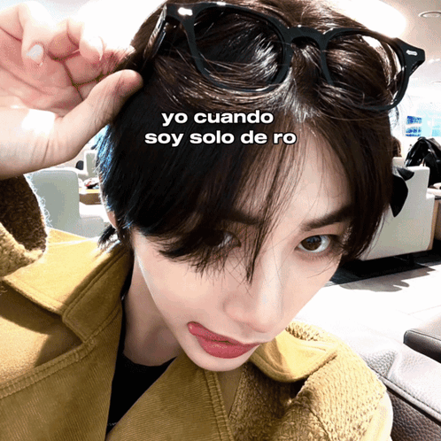 A Woman Wearing Sunglasses Has The Words Yo Cuando Soy Solo De Ro Above Her Head GIF