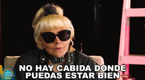 a woman wearing sunglasses says no hay cabida donde puedes estar bien