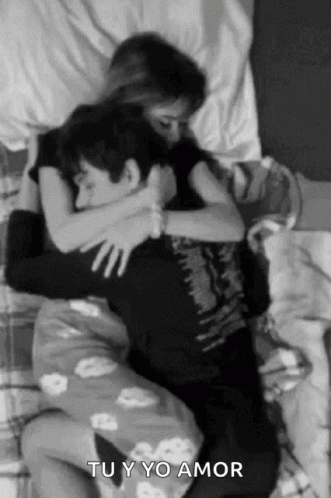Couple Abrazo In Bed GIF