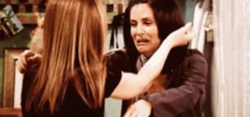 Rachel Green And Monica Geller Abrazo GIF