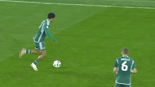 Amazing Futbol Quick Footwork Dodging Opponents GIF