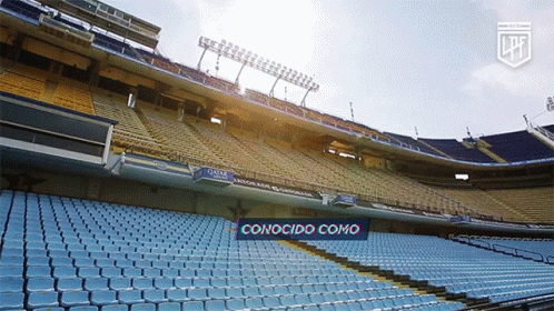 an empty stadium with a blue sign that says conocido como on it