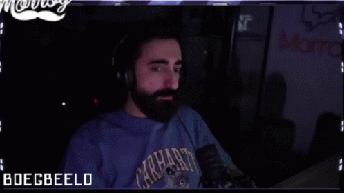 Bearded Man at Screen Saying Boegbeeld