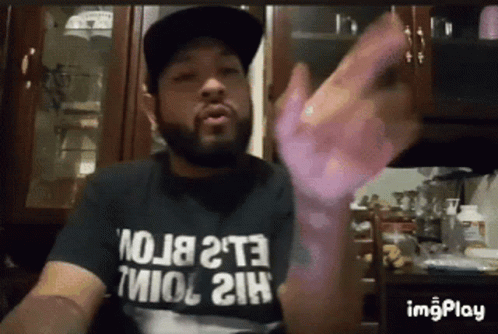 Bearded Man in Black T-Shirt Saying Noja 2te