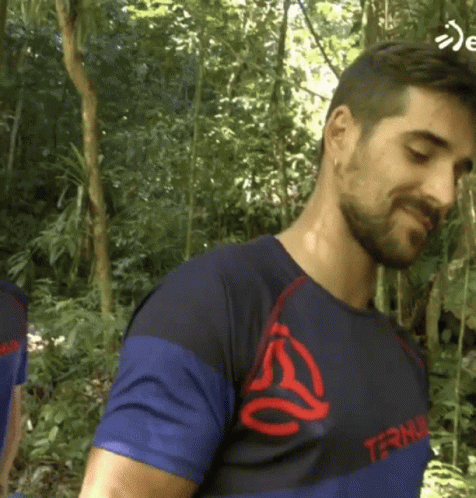 Bearded Man in Blue and Black Shirt Saying Termo