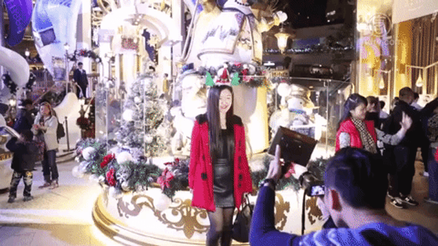 Beautiful Giant Snowman Merry Christmas GIF
