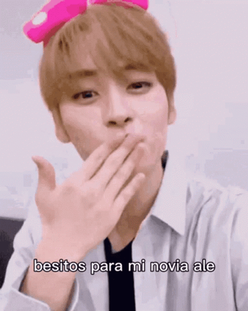 Besitos Lee Flying Kiss GIF