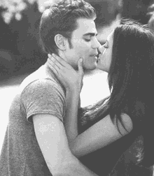 Beso Vampire Diaries Stefan & Elena GIF