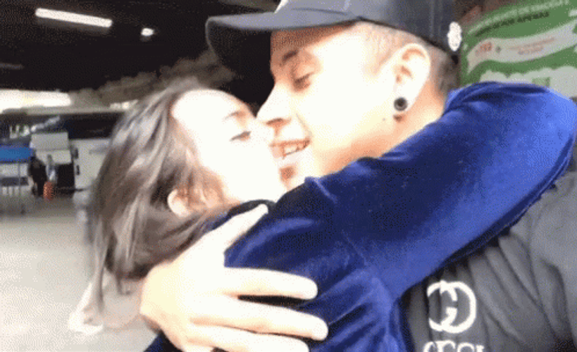 Besos De Novios GIF