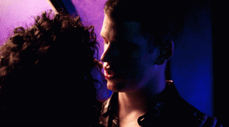 Besos De Novios GIF