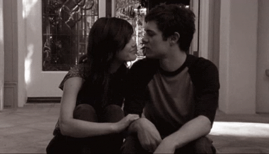 Besos De Novios GIF