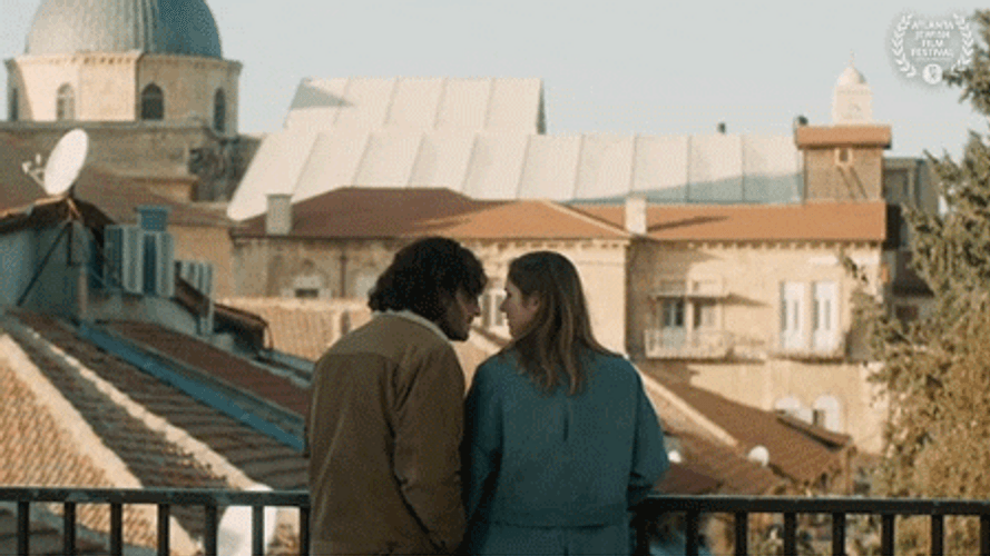 Besos De Novios GIF