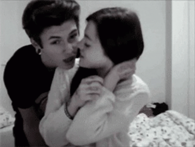 Besos De Novios GIF
