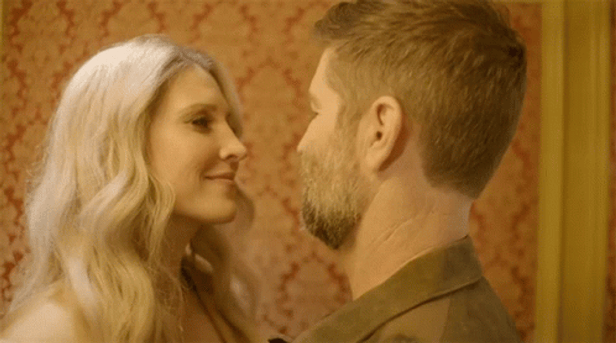 Besos De Novios GIF