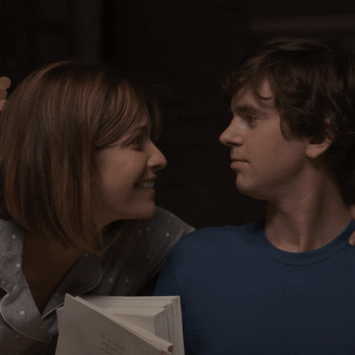 Besos De Novios GIF