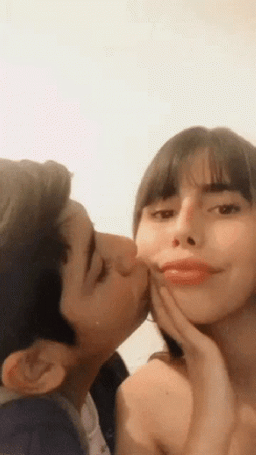 Besos De Novios GIF