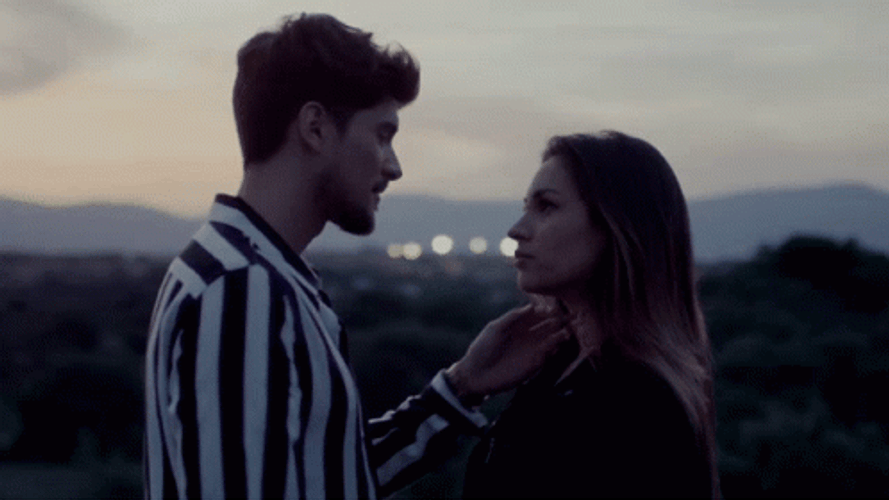 Besos De Novios GIF