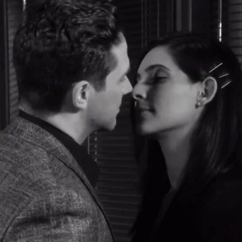 Besos De Novios GIF