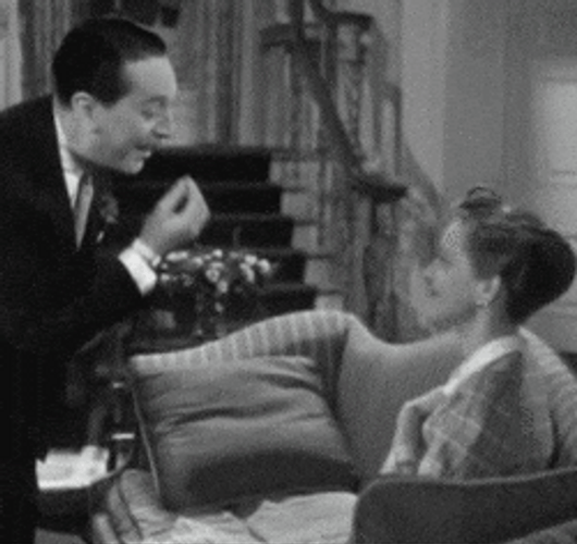 Besos De Novios GIF