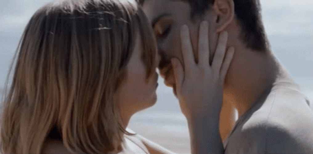 Besos De Novios GIF