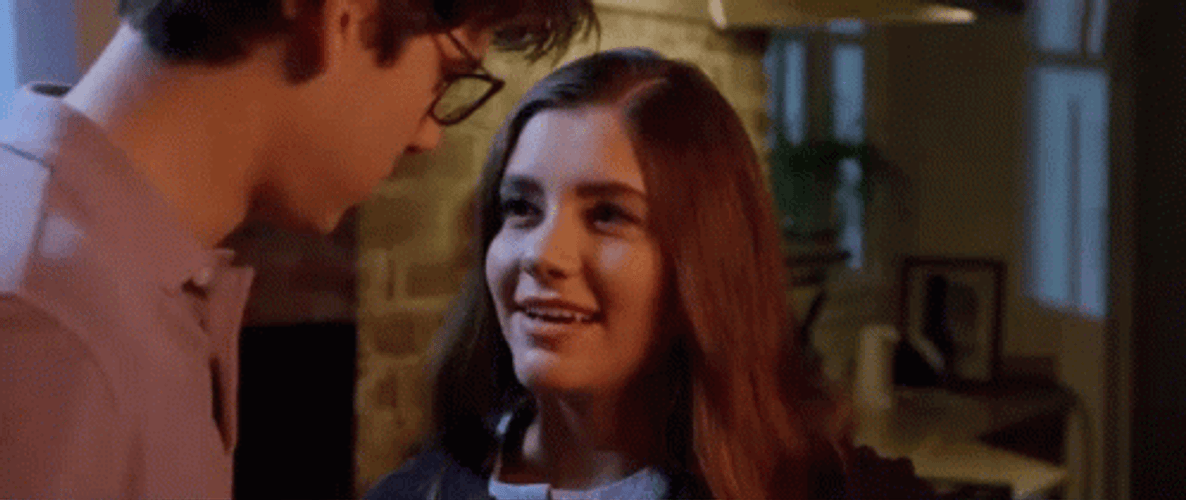 Besos De Novios GIF
