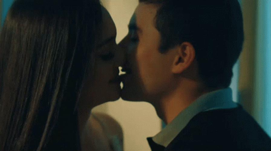 Besos Romanticos GIF