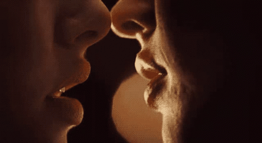 Besos Romanticos GIF