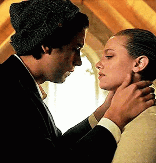 Besos Romanticos GIF
