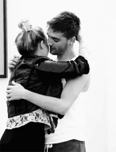 Besos Y Abrazos 378 X 498 Gif GIF