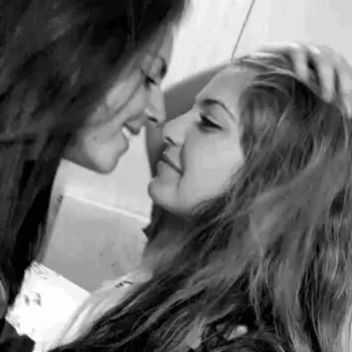 Lesbians Kissing Gifs Lesbians Kissing Girls Kissing Gif WiffleGif