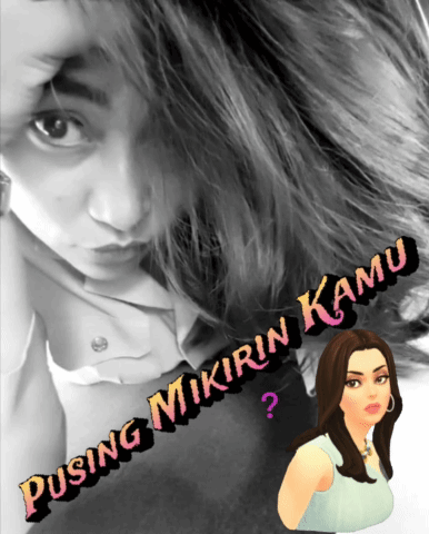 Black and White Woman Pusing Mikirin Kamu