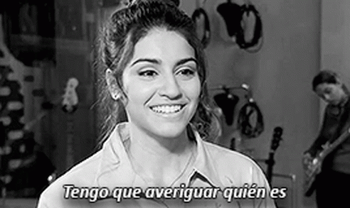 Black and White Woman Smiling Tengo Que Averiguar Quien Es