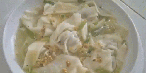 Bowl of Wonton Soup With Noodles and Vegetables