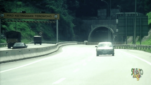 Cars Driving Down Highway With Sign Saying Had Ketinggian Terowong