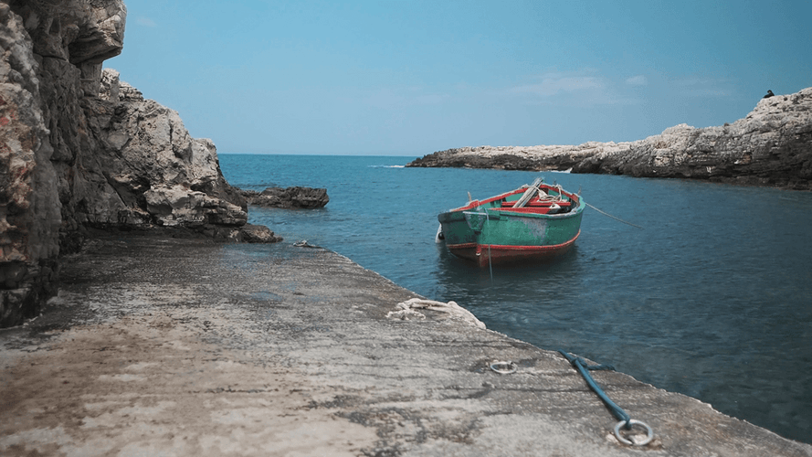 Cinemagraph Relaxing Boat GIF
