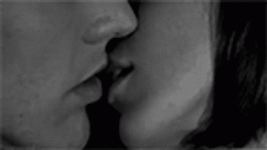 couple-face-close-up-hot-kiss-kzh7bobbppsh2gix.gif