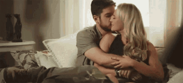 Cuddling Abrazo Hug Romantic GIF