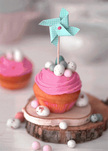 Cupcake Paper Fan Topper GIF