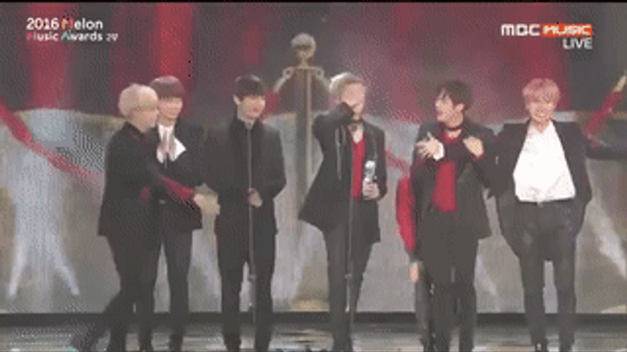 Cute Hug Group Kpop Awards GIF