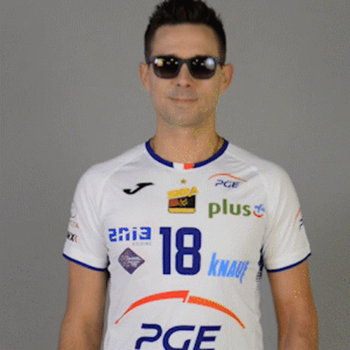 Easy Shoulder Brush Kacper Piechocki GIF