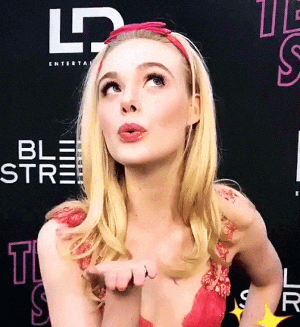 Elle Fanning Blow Kiss Cute Pretty GIF