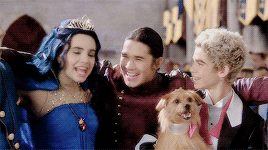 Evie Descendants Sing With Friends GIF