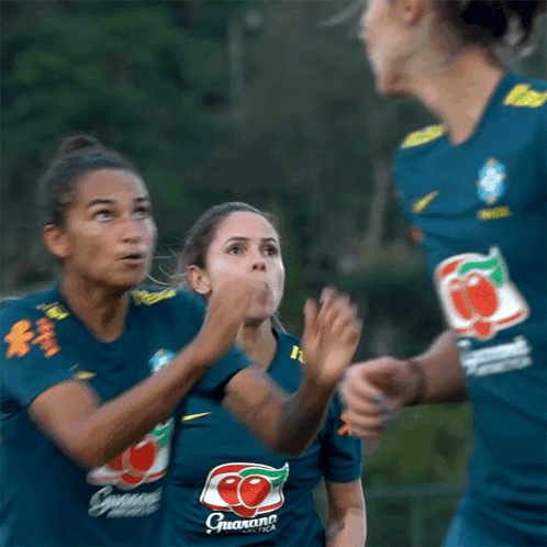 Female Soccer Players in Itau and Vivo Jerseys