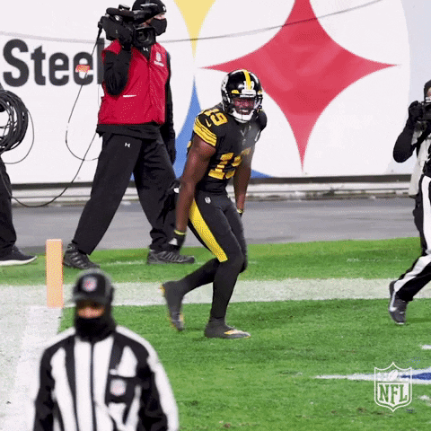 Football Player In Black Yellow Uniform Number 18 GIF