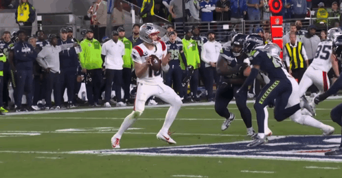 Football Player Number 39 Running With Ball GIF