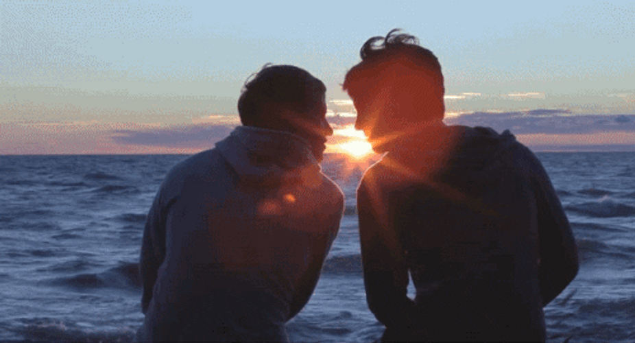TERCERA RONDA DE LA IX EDICIÖN DEL ALBURQUERQUEÑO CONCURSO DE MICRORRELATOS. VENCEDORES RHONDA Y ZZZZ  - Página 14 Gay-kiss-romantic-beach-sunset-nds1pvg9gc6u5s3x