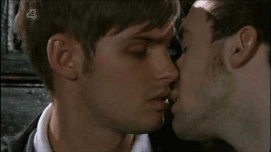 Kiss boys gif. Фил и Николас поцелуй. Парни целуются. Французский поцелуй парней. Gay Kiss французский поцелуй.