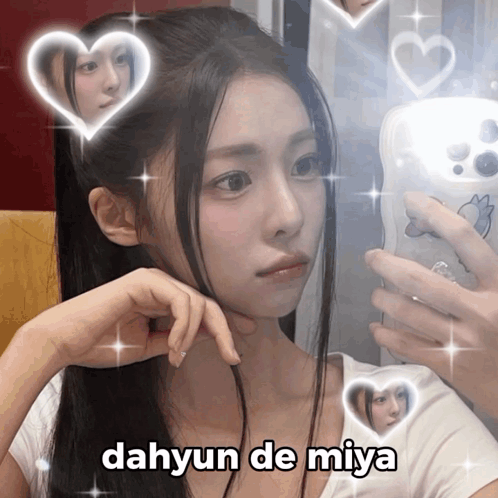 Girl Taking Selfie Dahyun De Miya GIF